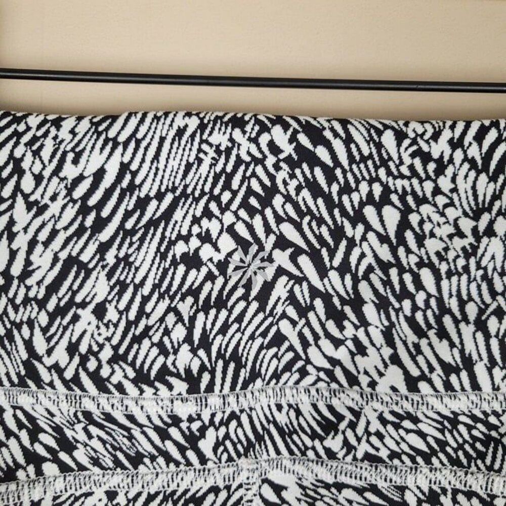 Athleta Size XS Ultimate Stash Textured 7/8 Tight Leggings Tailwind Black White - Picture 9 of 12